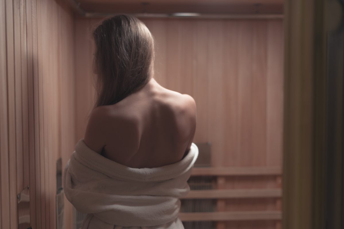 hintere ansicht der rueckenlosen sexy jungen frau in der sauna