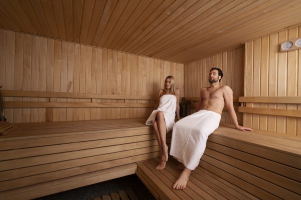 nahaufnahme eines paares das sich in der sauna entspannt