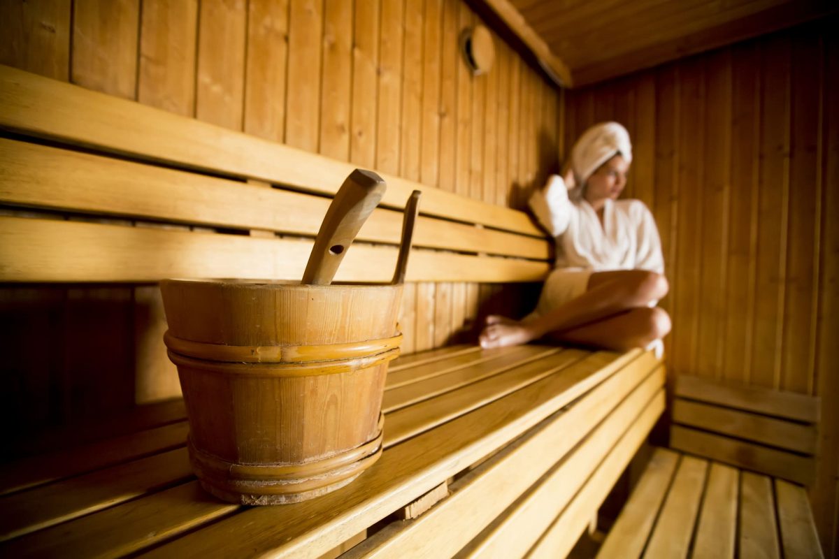 junge frau die in der sauna in der badekurortmitte sich entspannt (1) (1)